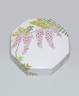 「色絵山藤ハ角陶筥」2022年縦26.8×横26.8×高11.5㎝