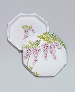 「色絵山藤ハ角陶筥」2022年縦26.8×横26.8×高11.5㎝