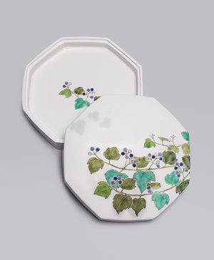 「色絵野葡萄八角陶筥」2023年縦27.3×横27.3×高9.3㎝