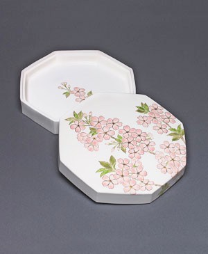 「色絵桜八角陶筥」2023年縦26.2×横26.2×高9.5㎝