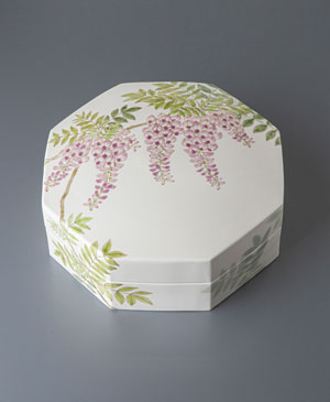 「色絵山藤八角陶筥」2022年縦26.8×横26.8×高11.5㎝