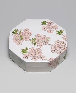 「色絵桜八角陶筥」2023年縦28.7×横28.7×高8.5㎝