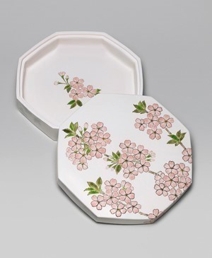 「色絵桜八角陶筥」2023年縦28.7×横28.7×高8.5㎝