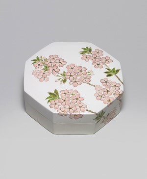 「色絵桜八角陶筥」2023年縦26.8×横26.8×高10.5㎝