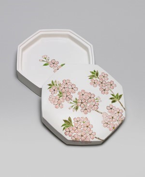 「色絵桜八角陶筥」2023年縦26.8×横26.8×高10.5㎝