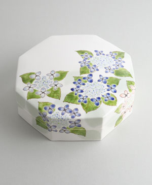 「色絵紫陽花八角陶筥」2023年縦26.3×横26.3×高8.8㎝㎝