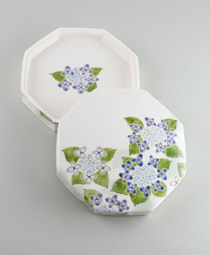 「色絵紫陽花八角陶筥」2023年縦26.3×横26.3×高8.8㎝