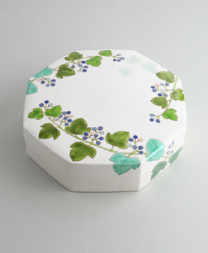 「色絵野葡萄八角陶筥」2023年縦27.8×横27.8×高10㎝㎝