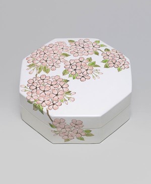 「色絵桜八角陶筥」2024年縦26.2×横26.2×高11㎝
