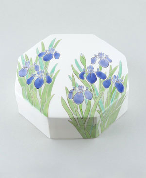 「色絵杜若八角陶筥」2025年縦28.2×横28.2×高10.5㎝