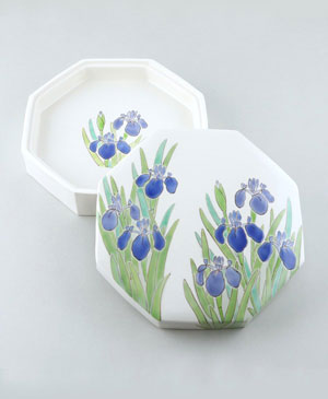 「色絵杜若八角陶筥」2025年縦28.2×横28.2×高10.5㎝