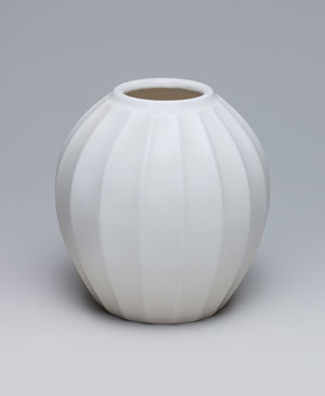 「線彫白壺」2020年径19.5×高20.5㎝