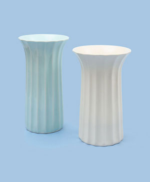 「線彫花器」2020年径13.8×高25.8㎝、径14.5×高23.5㎝