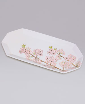 「色絵桜長大皿」2025年<br>縦23.5×横49.5×高3.5㎝