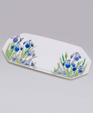 「色絵杜若長大皿」2025年<br>縦23×横49.5×高3.5㎝