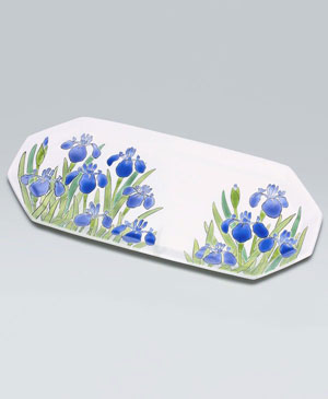 「色絵杜若長大皿」2025年<br>縦23×横49.5×高3.5㎝