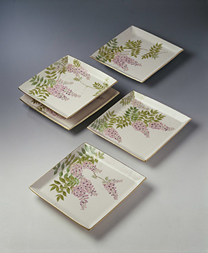 「色絵山藤四方組皿」2007年縦27×横27×高3.5㎝