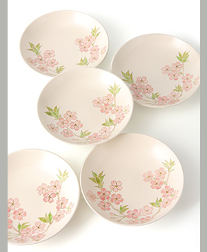 「色絵さくら組皿」2013年径23.5×高5.5㎝