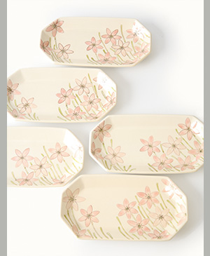 「色絵クロッカス組皿」2014年縦12×横24×高2.5㎝