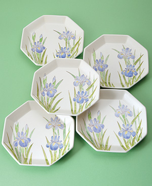 「色絵花菖蒲組皿」2015年径24×高3.5㎝