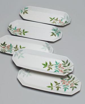 「色絵南天長組皿」2020年
縦15×横39.5×高3㎝