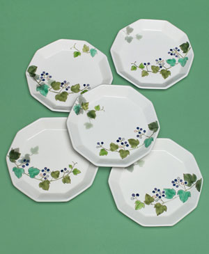 「色絵野葡萄十角組皿」2021年
縦23×横24×高3㎝