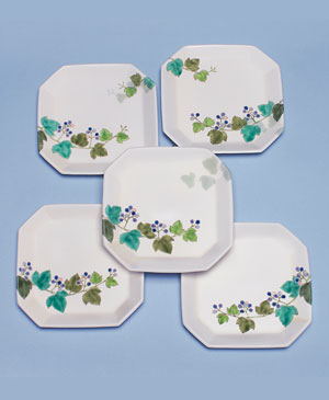 「色絵野葡萄組皿」2023年縦24×横24×高3.5㎝