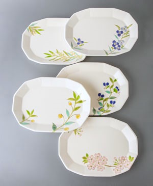 「色絵植物文組皿」2024年縦20.5×横28.5×高3㎝