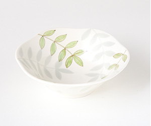 「色絵葉文鉢」2017年径21×高7㎝