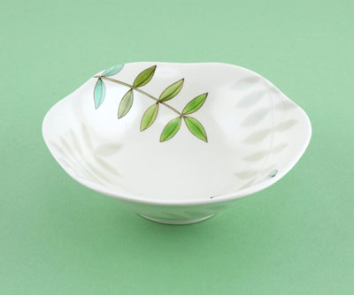 「色絵葉文鉢」2025年径20.5×高7㎝