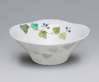「色絵野葡萄中鉢」2020年>径22.5×高9㎝