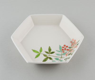 「色絵南天六角鉢」2022年幅26.5×奥行23.5×高4.8㎝