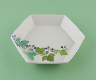 「色絵野葡萄六角鉢」2022年幅26.5×奥行23.5×高4.8㎝