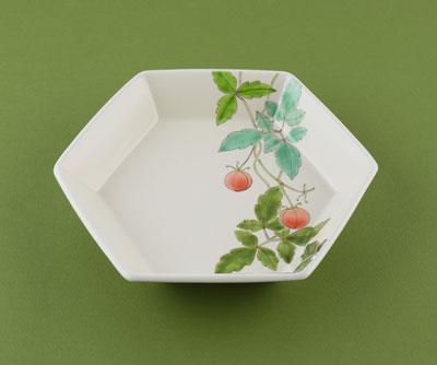 「色絵ふうせんかずら六角鉢」2022年幅26.5×奥行23.5×高4.8㎝