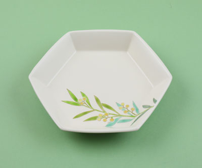 「色絵ミモザ六角鉢」2024年幅26.5×奥行23.5×高4.8㎝