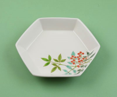 「色絵南天六角鉢」2024年幅26.5×奥行23.5×高4.8㎝