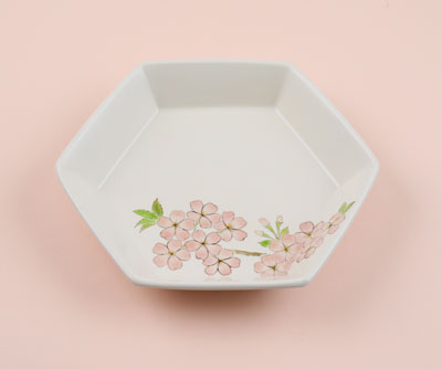 「色絵桜六角鉢」2024年幅26.5×奥行23.5×高4.8㎝
