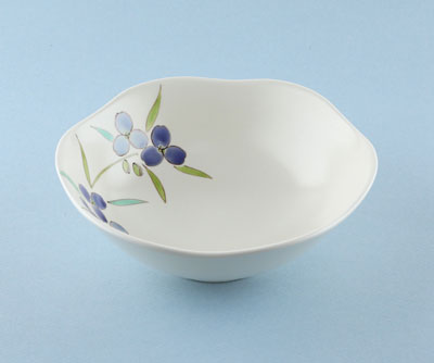 「色絵ムラサキつゆくさ鉢」2024年径19.5×高6.5㎝