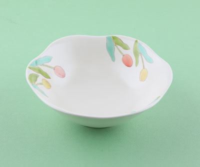 「色絵チューリップ鉢」2024年径20.2×高7㎝