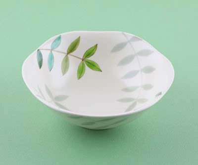 「色絵葉文鉢」2024年径20.4×高7.2㎝