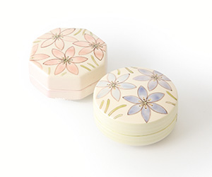 「色絵クロッカス陶箱（八角）」2014年径８×高４㎝「色絵クロッカス陶箱（丸）」2014年径８×高4.5㎝