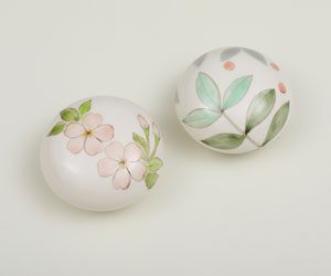 「色絵さくら陶箱」2020年径7.6×高4.2㎝「色絵南天陶箱」2020年径7.3×高4.5㎝