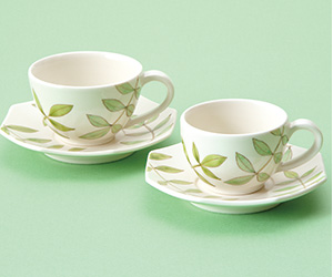 「色絵葉文カップ＆ソーサ－」2015年径13.5×高6.5㎝,「色絵葉文デミタスカップ＆ソーサー」2015年径12.5×高6㎝