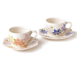 「色絵赤花カップ＆ソーサー」2010年径14×高7㎝「色絵青花カップ＆ソーサー」2010年径14×高7㎝