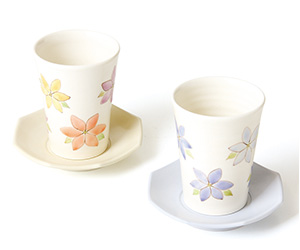 「色絵赤花アイスティーカップ＆ソーサー」2011年径11×高10.5㎝「色絵青花アイスティーカップ＆ソーサー」2011年径11×高10.5㎝