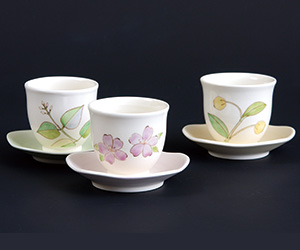 「色絵つた湯呑＆ソーサー」2012年径12×高8㎝「色絵さくら湯呑＆ソーサー」2012年径12×高8㎝「色絵サンダーソニア湯呑＆ソーサー」2012年径12×高8㎝