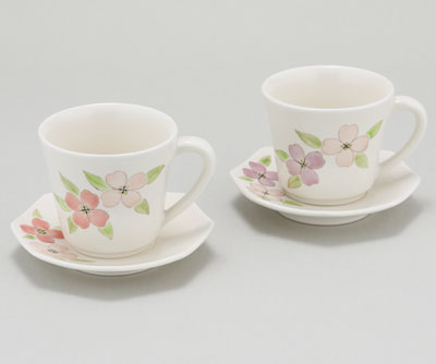 「色絵薄紅花カップ＆ソーサー」2021年各径12.8×高8.5㎝