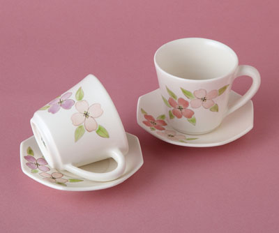 「色絵薄紅花カップ＆ソーサー」2021年各径12.8×高8.5㎝