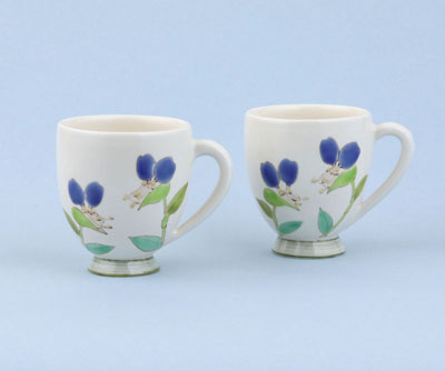 「色絵つゆくさマグカップ」2023年各幅10×奥行7.8×高8.5㎝