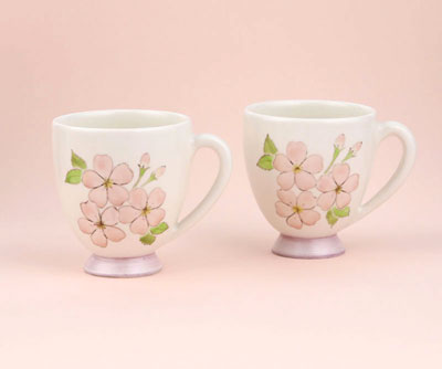 「色絵桜マグカップ」2023年各幅10×奥行7.8×高8.5㎝